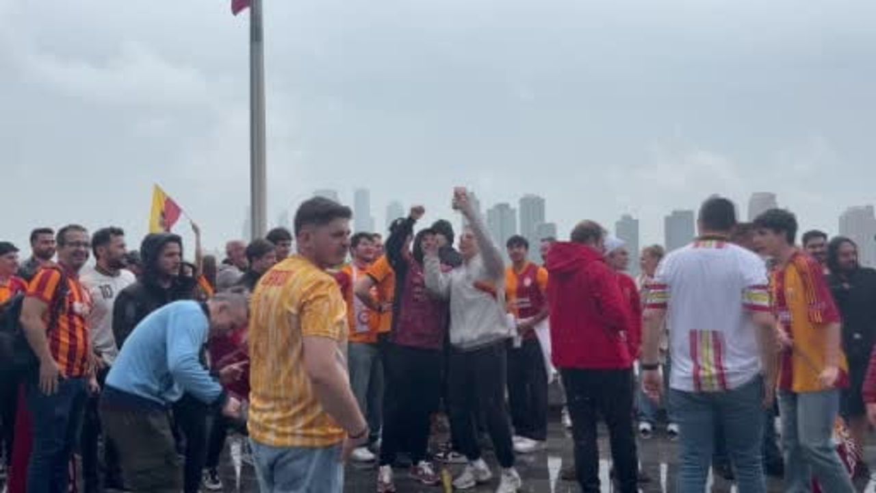 New York ve New Jersey'de Galatasaray şampiyonluğu Türk Evi önünde kutlandı