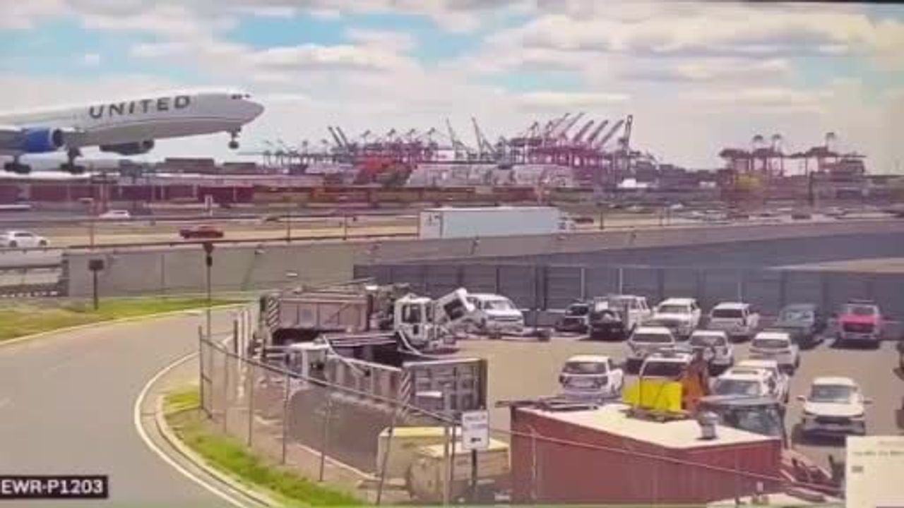 Newark Liberty Havalimanı'nda iniş yapan United Boeing 767'nin iniş takımı tıra çarptı