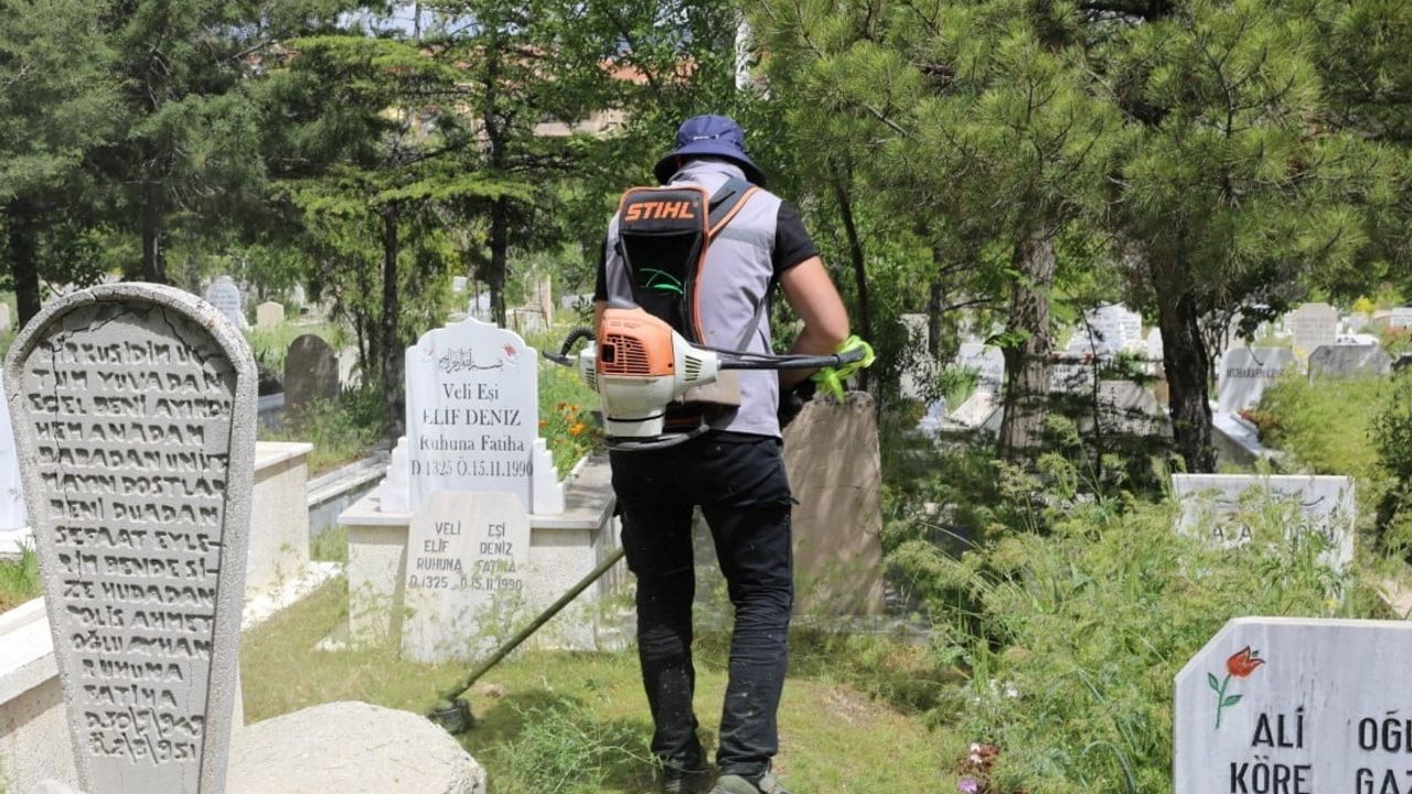 Niğde Belediyesi mezarlıklarda Kurban Bayramı öncesi bakım ve temizlik başlattı