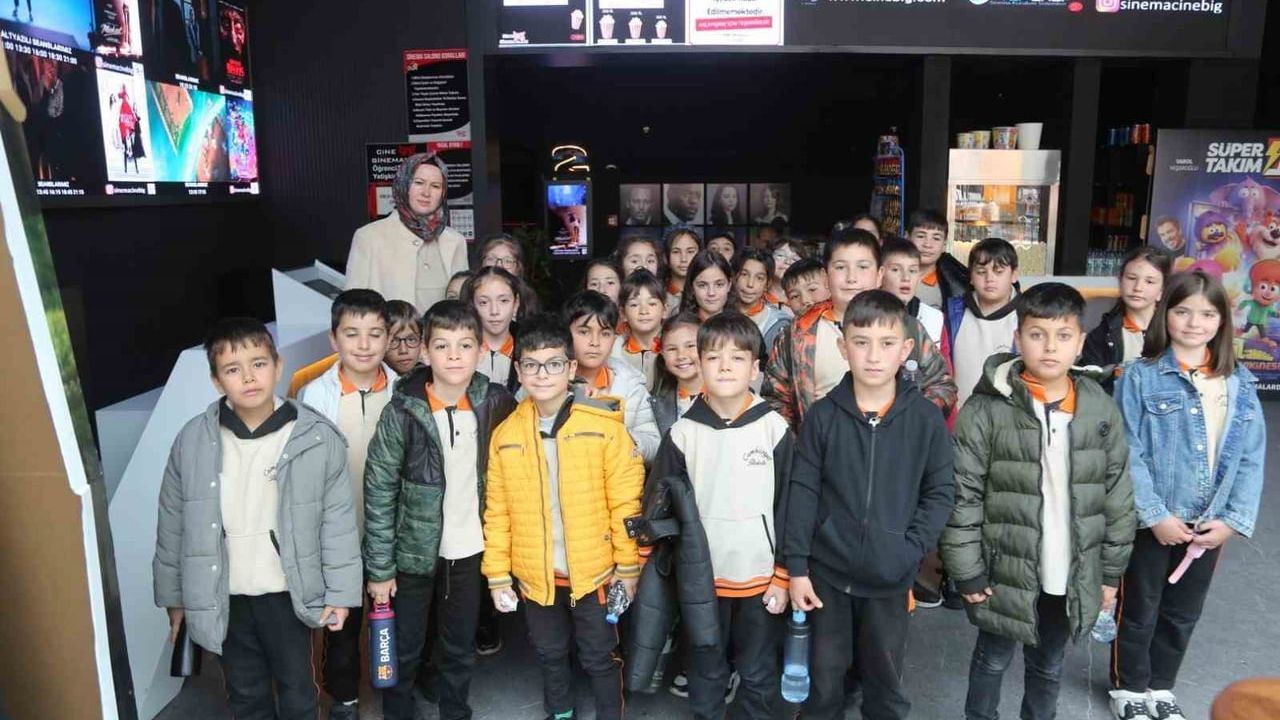 Niğde'de 23 Nisan görevlerine sinema sürprizi: 379 öğrenci ödüllendirildi