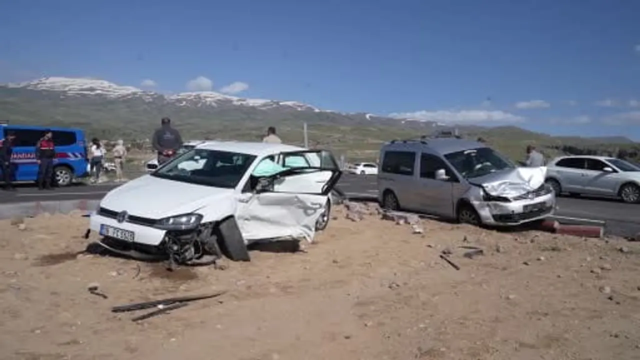 Niğde'de hafif ticari araç ile otomobil çarpıştı — 7 yaralı