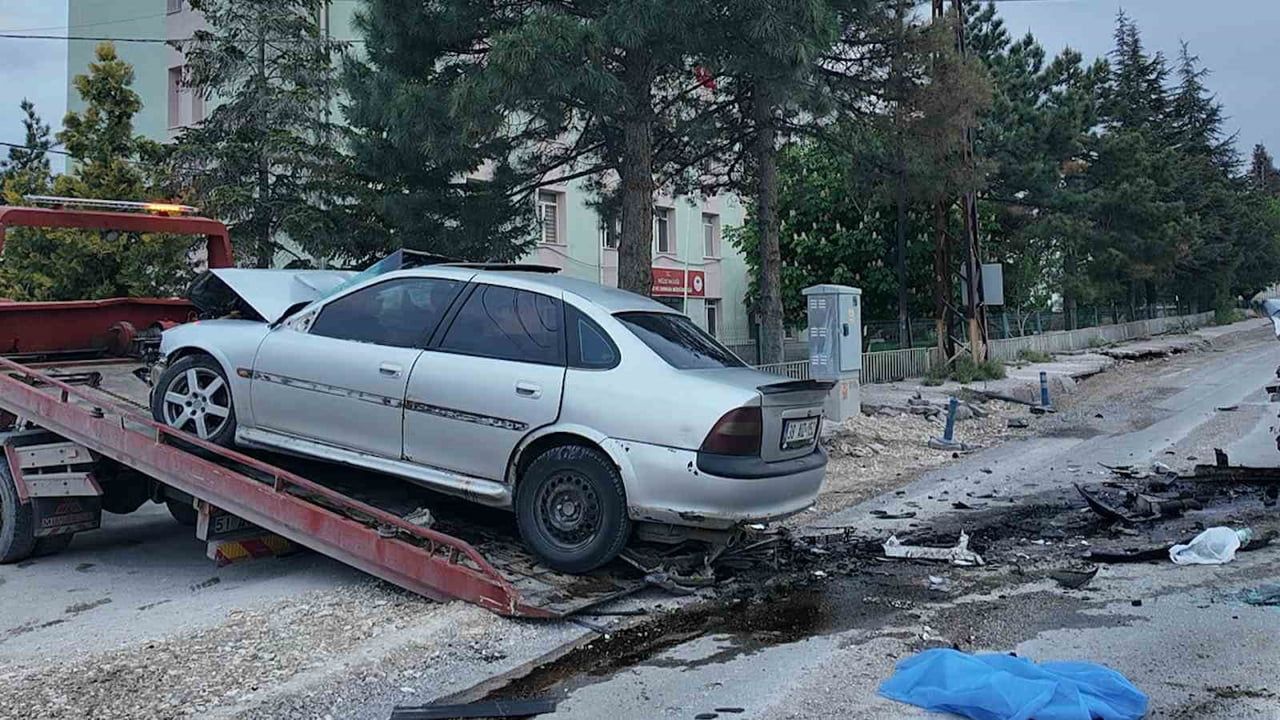 Niğde'de İki Otomobilin Çarpışması: 2 Kişi Hayatını Kaybetti, 2 Yaralandı