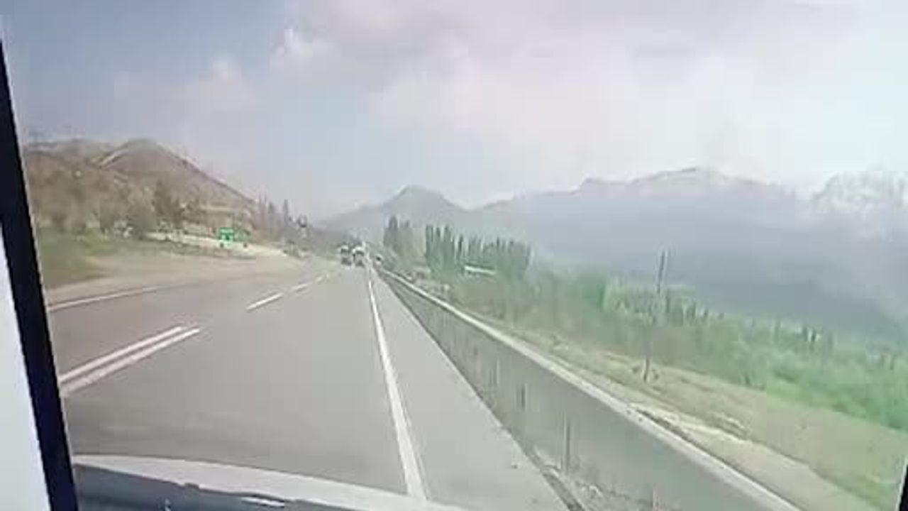 Niğde-Ulukışla'da hatalı sollama araç kamerasına yansıdı