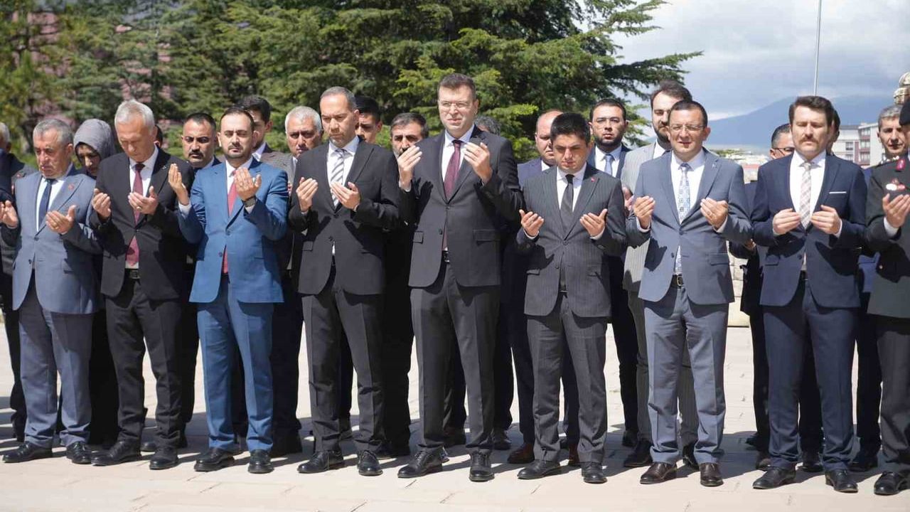 Niğde Valisi ve İl Protokolü Kurban Bayramı Arifesinde Şehitliği Ziyaret Etti