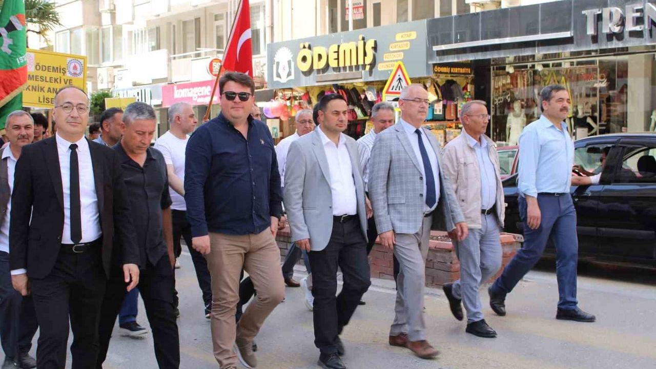 Ödemiş'te mesleki eğitimin önemi için kortej yürüyüşü