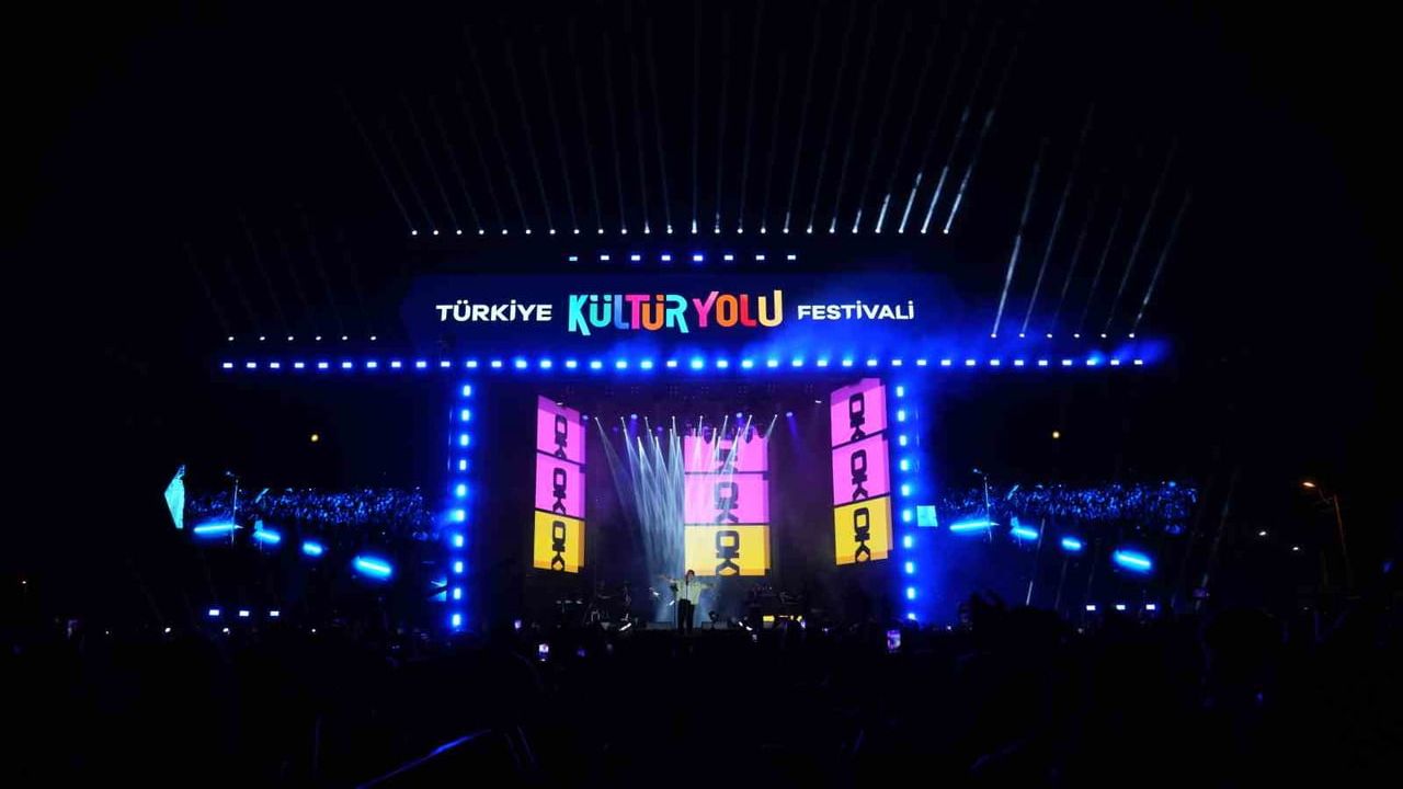 Oğuzhan Koç, Mersin Kültür Yolu Festivali'nde Soli Sahilinde Sahne Aldı