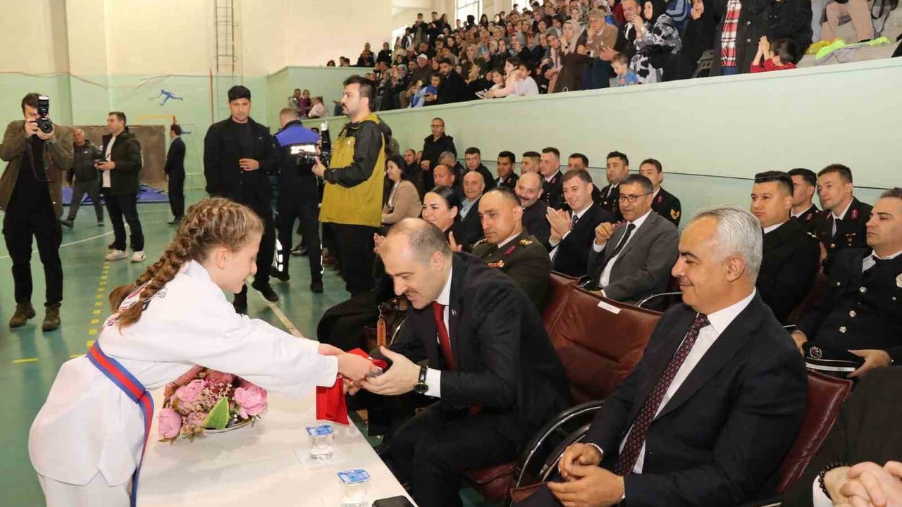 Oltu'da 19 Mayıs Atatürk'ü Anma, Gençlik ve Spor Bayramı İlçe Spor Salonunda Kutlandı