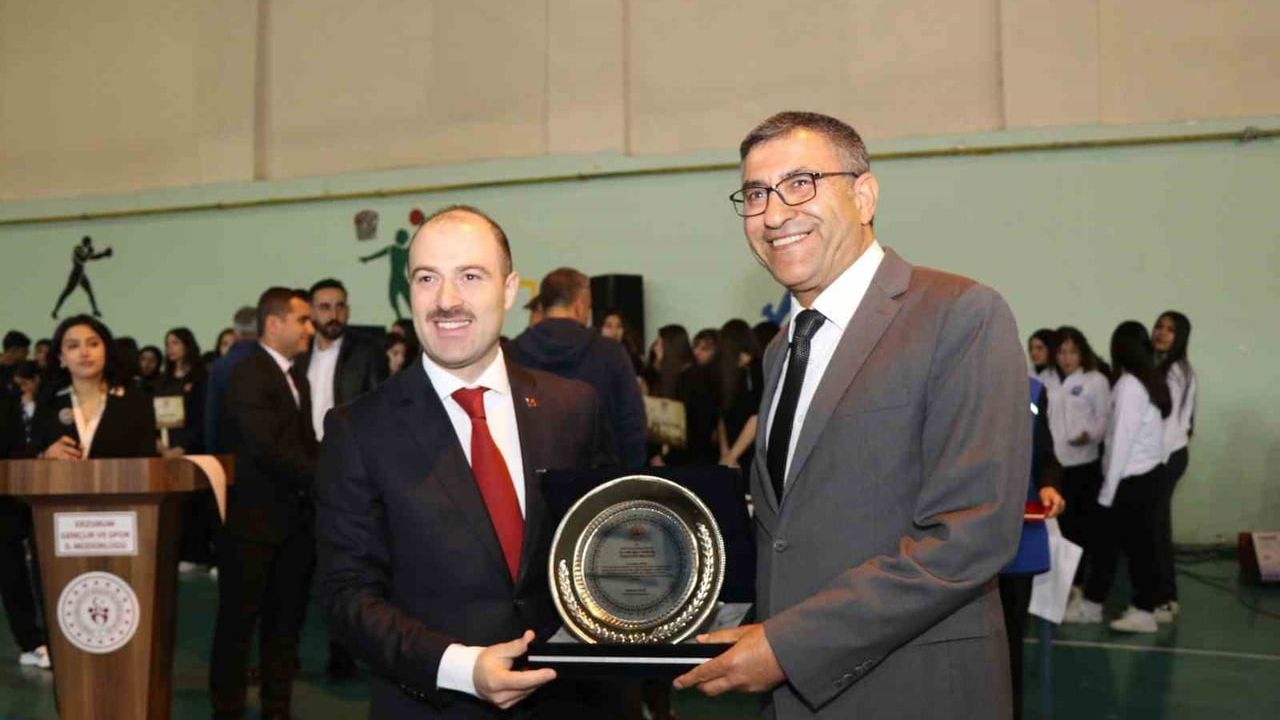 Oltu'da gençlere destek: Kaymakam Mustafa Çelik'ten Hasan Oğuz’a plaket