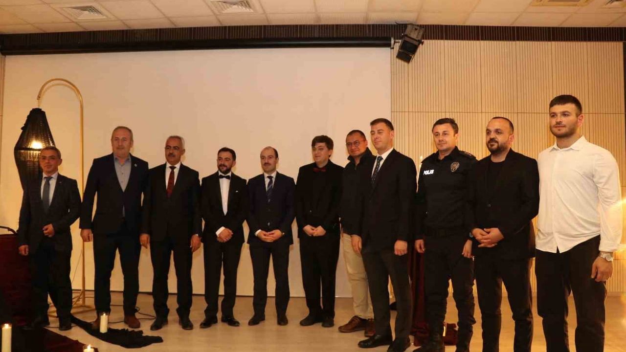 Oltu’da ilk piyano resitali: Kenan Yıldız’ın konseri ilçe halkından tam not aldı