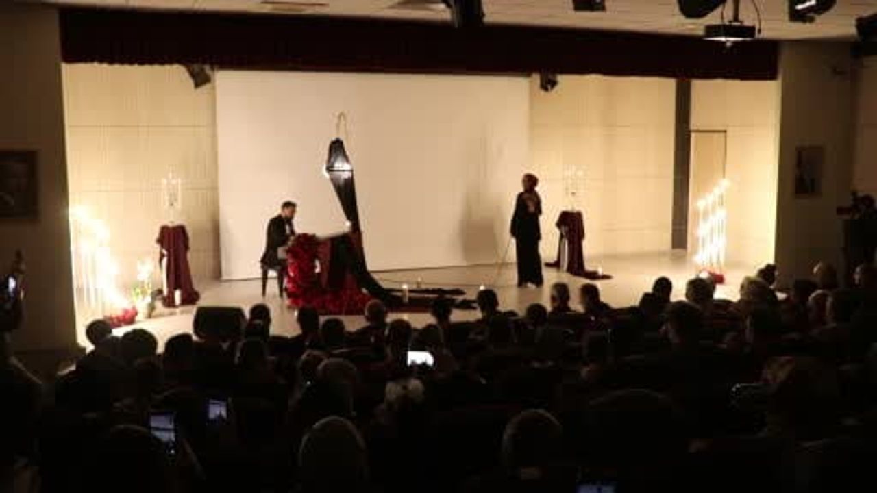 Oltu'da ilk piyano resitali: Kenan Yıldız izleyicilere duygulu anlar yaşattı