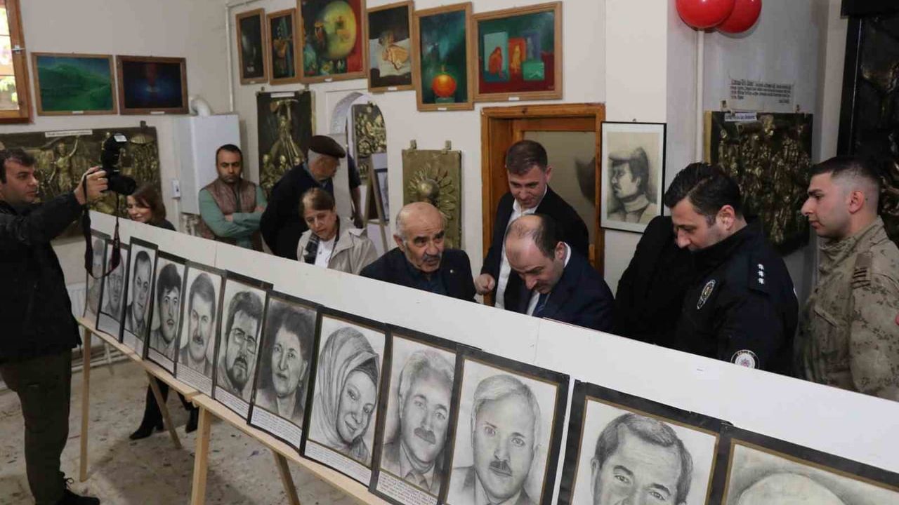 Oltu'da Neşat Demircan'ın sosyal içerikli rölyef ve karakalem sergisi açıldı