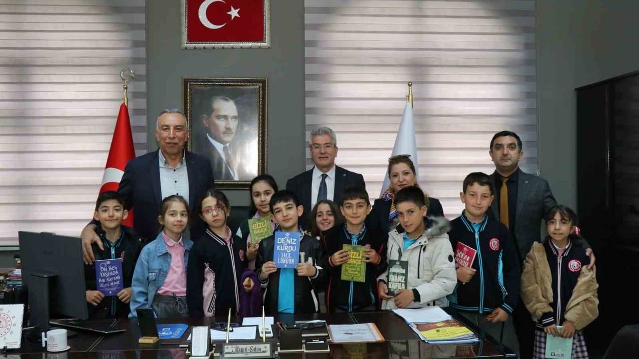 Oltu'da öğrenciler Bursa, Çanakkale ve Kocaeli gezilerini Kaymakam Çelik ile paylaştı