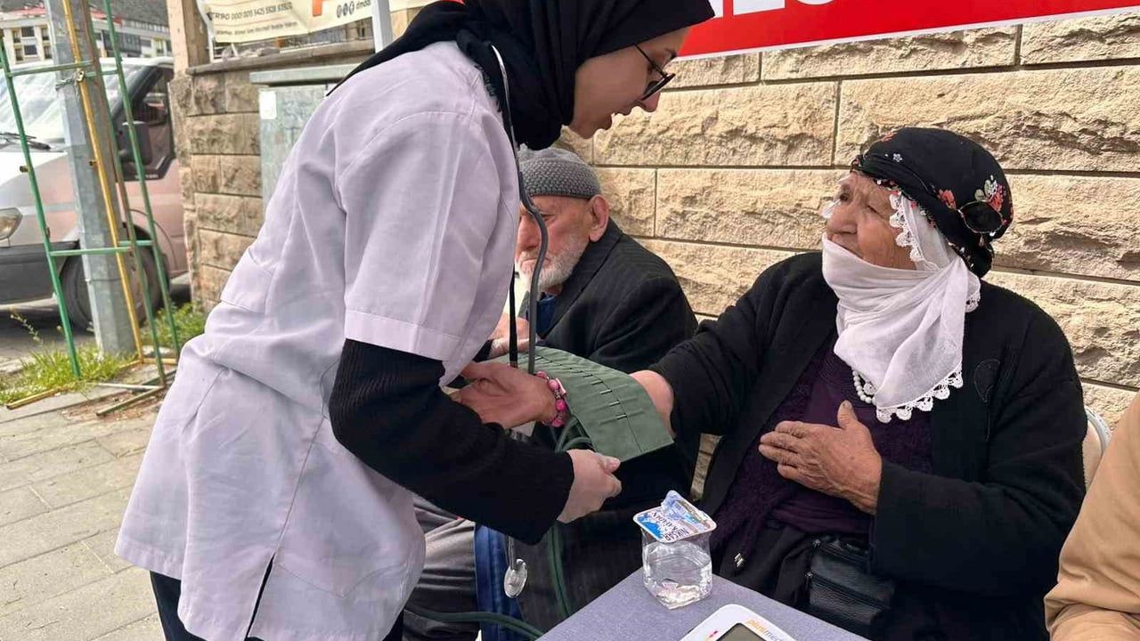 Oltu İbn-i Sina Mesleki ve Teknik Anadolu Lisesi öğrencileri Halk Pazarı'nda sağlık taraması yaptı