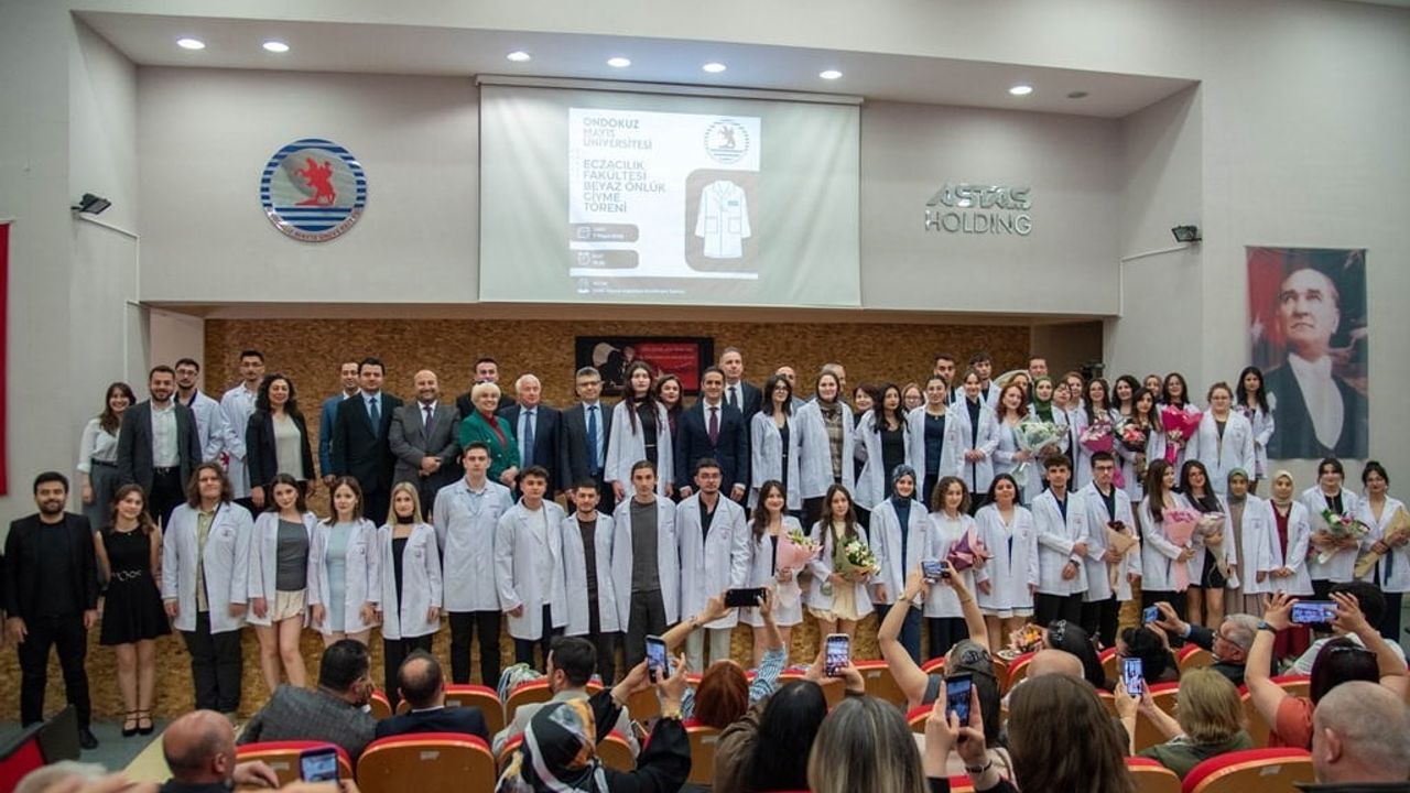 OMÜ Eczacılık Fakültesi'nde 42 öğrenci beyaz önlük giydi