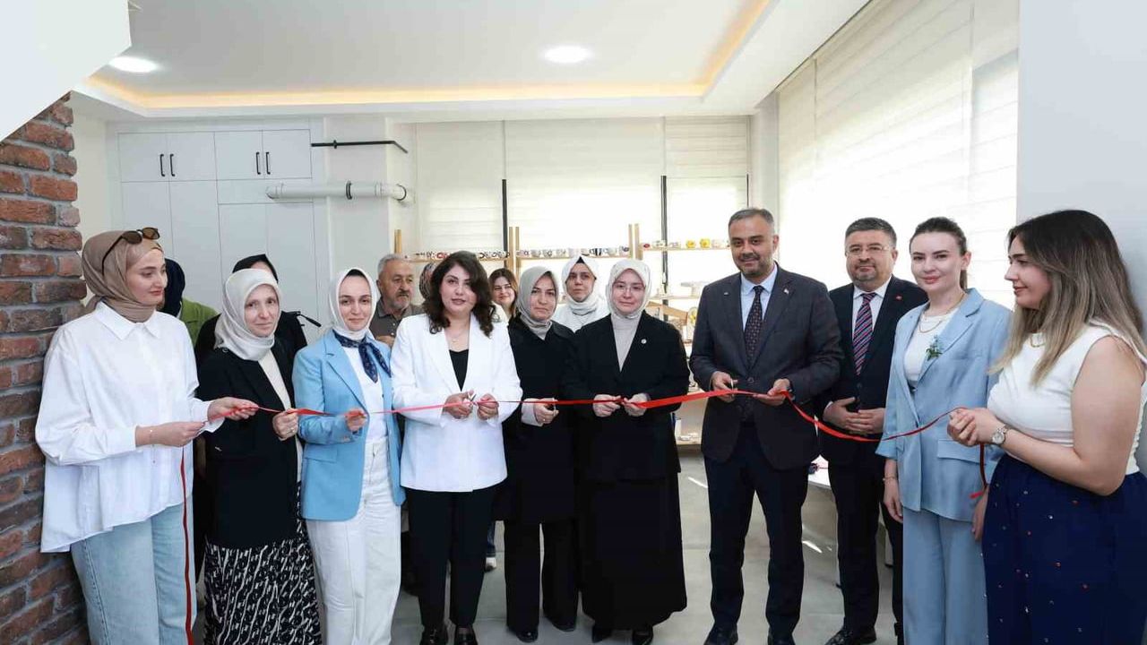 Onikişubat Belediyesi Kadın Emeği Seramik Atölyesi dönem sonu sergisi açıldı