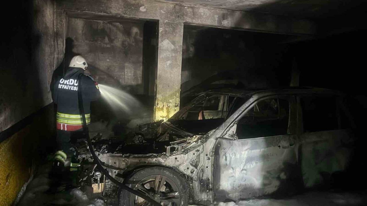 Ordu'da apartman kapalı otoparkında yangın: 3 araçta hasar