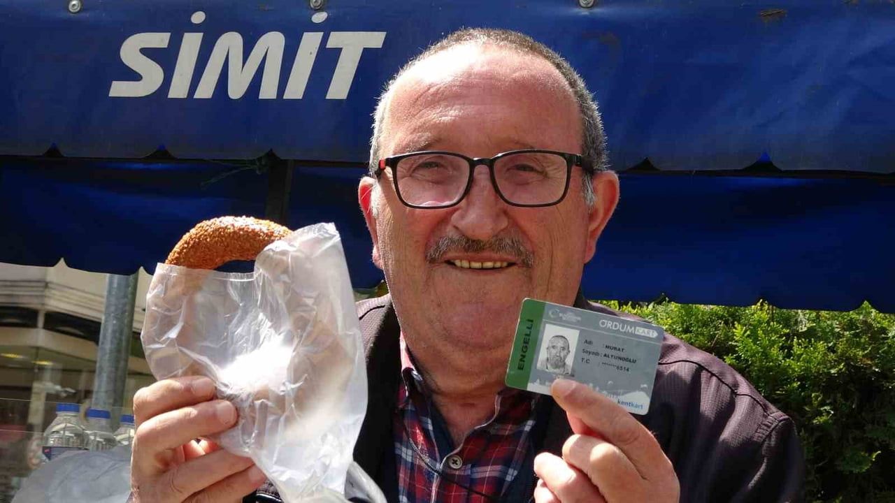Ordu'da engelli simitçi Murat Altunoğlu askıda simit uygulamasıyla günlük ort. 20 simit veriyor