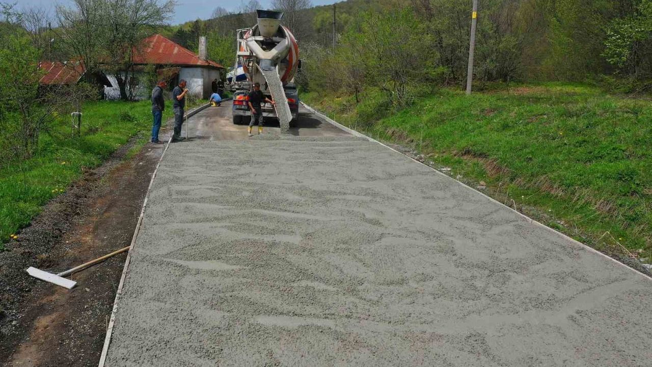 Ordu'da kırsal yol yatırımı: Akkuş'ta 10 kilometrelik grup yolunda beton yol çalışması