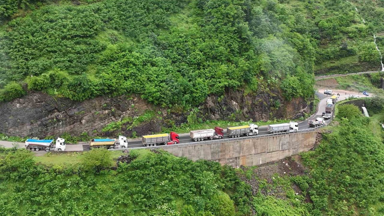 Ordu'da sağanak sonrası heyelanlar bazı yolları ulaşıma kapattı