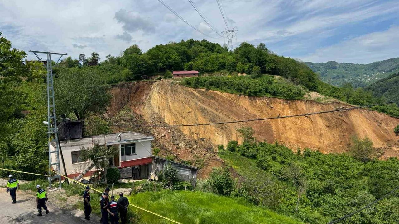 Ordu Fatsa’da fındık bahçesinde 50 metrelik toprak kayması kamerada