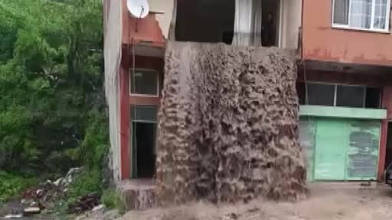 Ordu Korgan'da sağanak: Tepealan Mahallesi'nde sel ve heyelan, 2 araç göçük altında