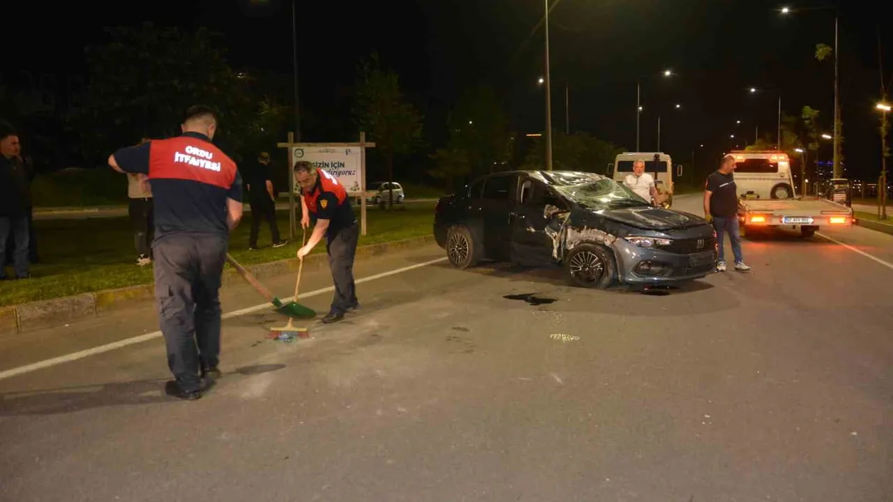 Ordu Ünye’de alkollü sürücünün çarpması sonucu park halindeki ticari araca çarpış: 2 yaralı