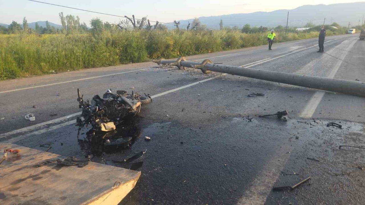 Orhangazi'de otomobilin devirdiği elektrik direğine motosiklet çarptı: 4 yaralı