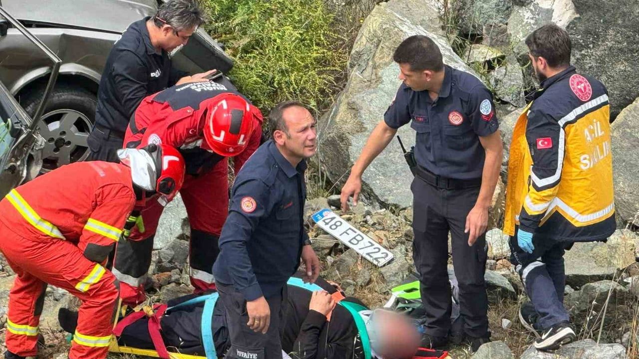Ortaca'da kontrolden çıkan otomobil uçuruma yuvarlandı: 2 yaralı