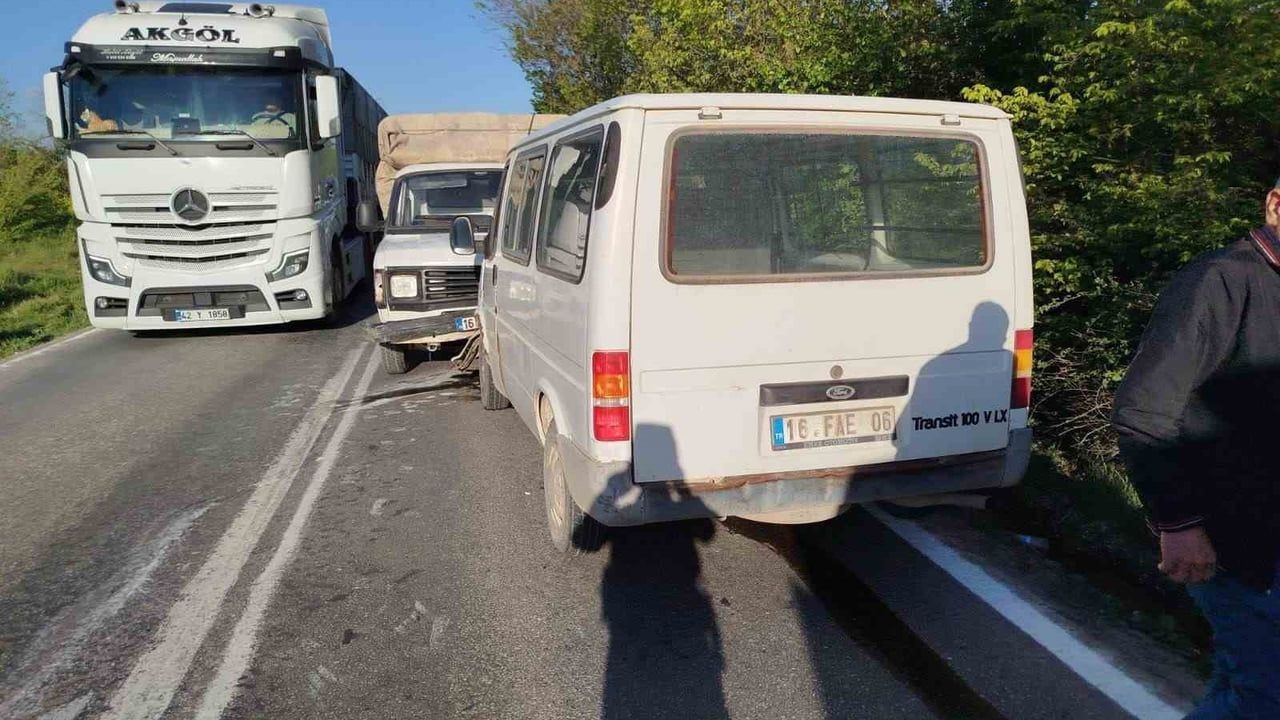 Osmaneli'de İki Araç Kafa Kafaya Çarpıştı: 1 Yaralı