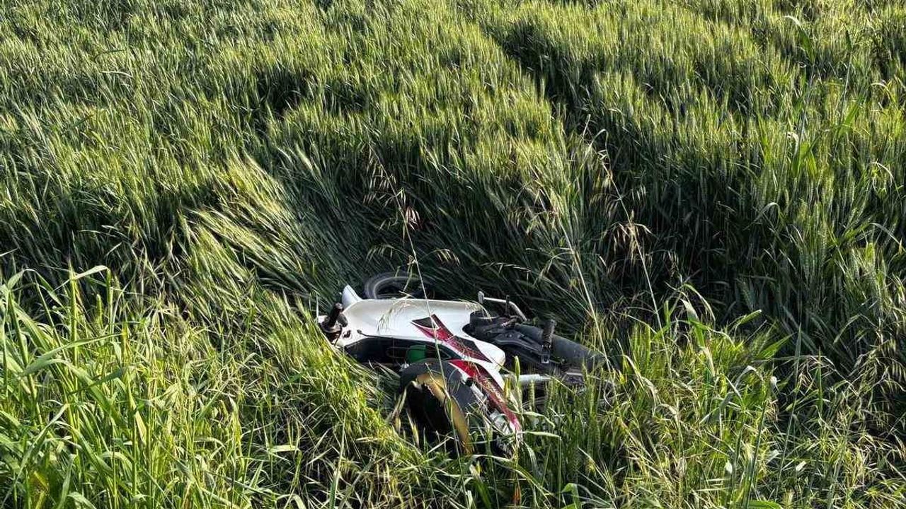 Osmaneli'de motosiklet tarlaya uçtu: 2 kişi hafif yaralandı