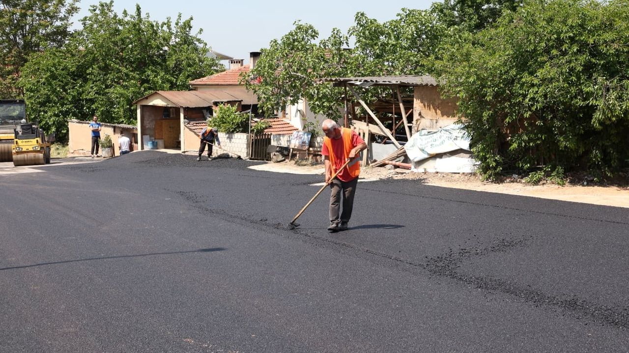 Osmangazi Belediyesi Nilüferköy Mahallesi Kolej Caddesi'ne 900 Ton Sıcak Asfalt Serdi