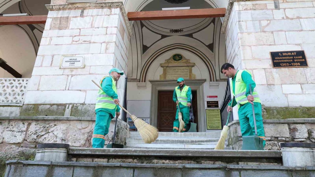 Osmangazi Belediyesi'nin 'Kültürel Miras Temizlik Ekibi' UNESCO alanlarında düzenli temizlik yapıyor