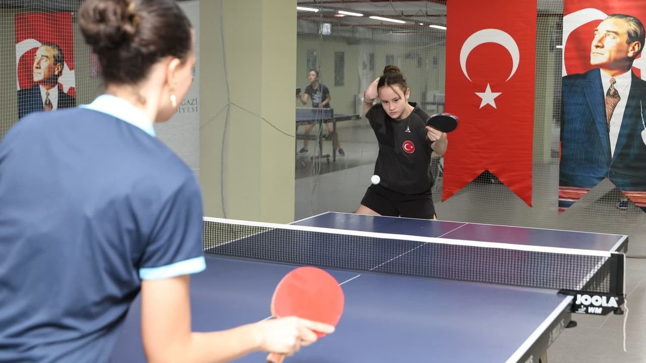 Osmangazi'de 19 Mayıs Masa Tenisi Turnuvası: Dereceye Giren Sporcular Kupa ve Madalyalarını Aldı