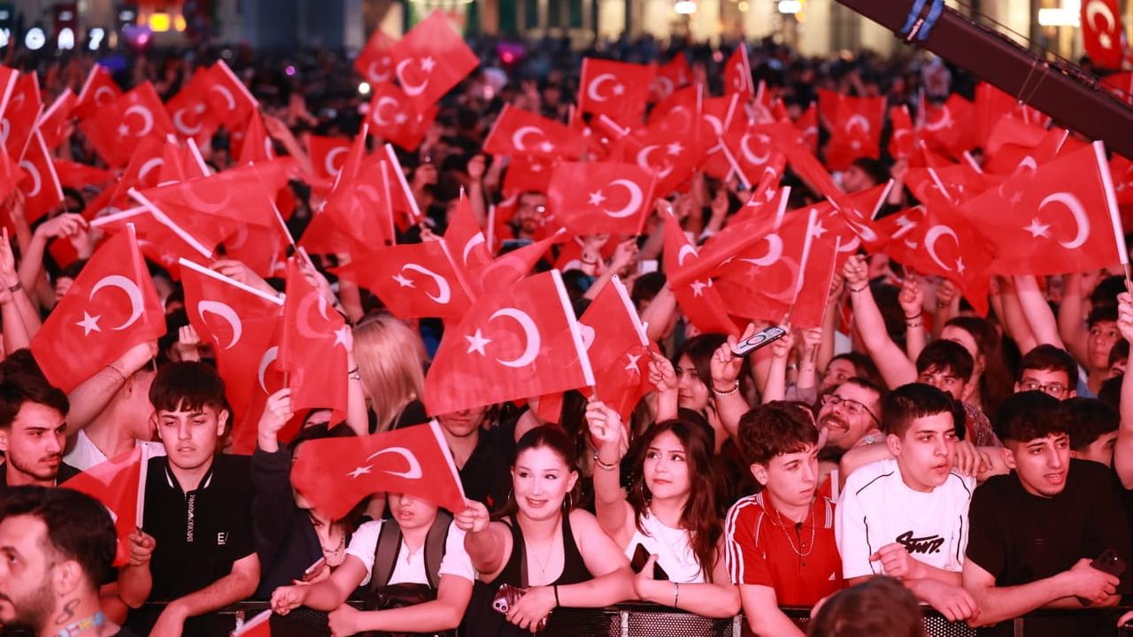 Osmangazi’de 25 bin genç 19 Mayıs coşkusunu yürüyüş ve Poizi konseriyle yaşadı