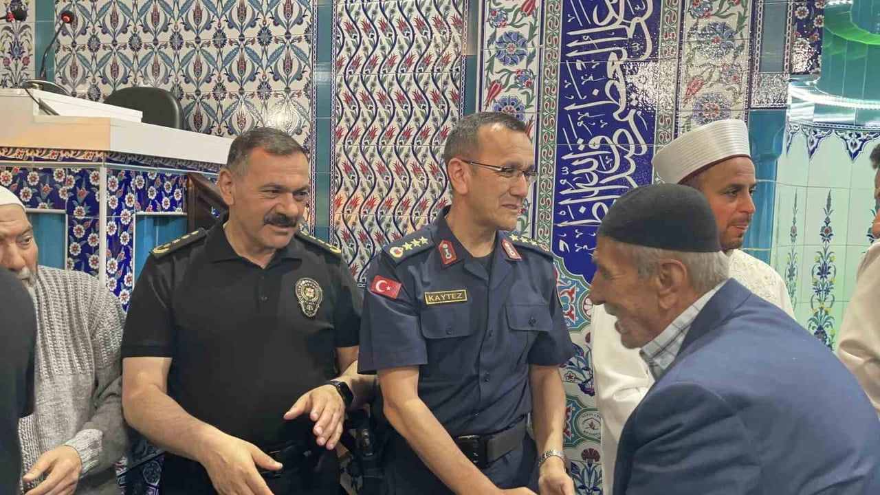Osmaniye'de Bayram Namazı: Camiler Doldu, Protokol Vatandaşlarla Bayramlaştı
