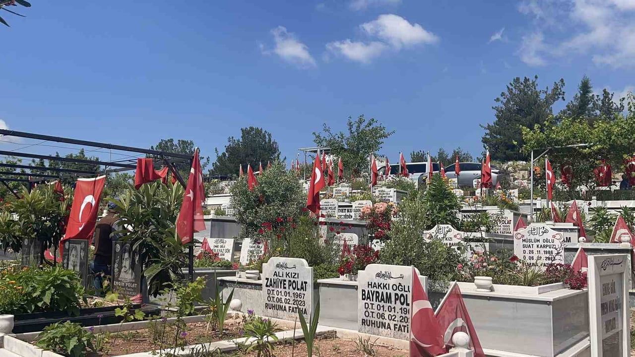 Osmaniye'de deprem şehitliğinde Kurban Bayramı'nda hüzünlü ziyaret