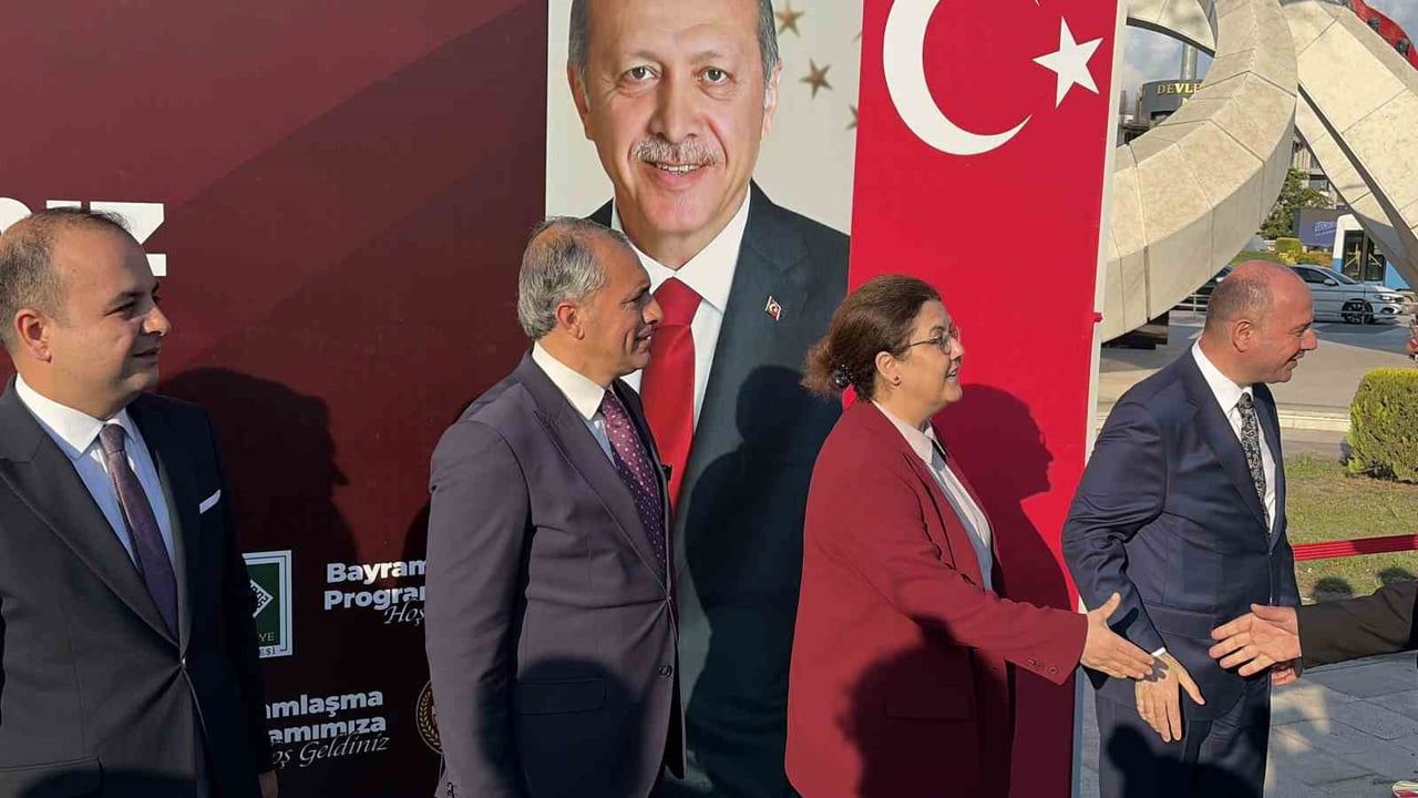 Osmaniye'de Kurban Bayramı'nda Protokol ve Vatandaşlar Devlet Bahçeli Meydanı'nda Bayramlaştı