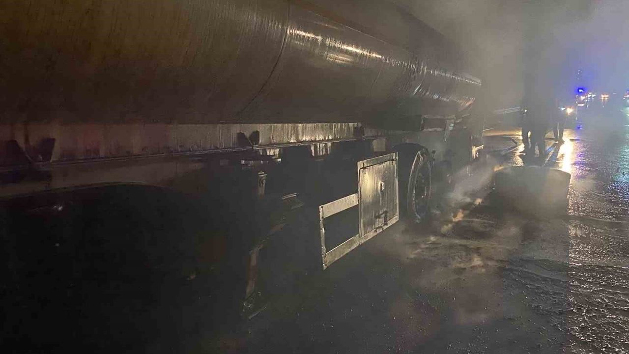 Osmaniye'de TAG Otoyolu'nda Seyir Halindeki Tanker Yandı, İtfaiye Söndürdü