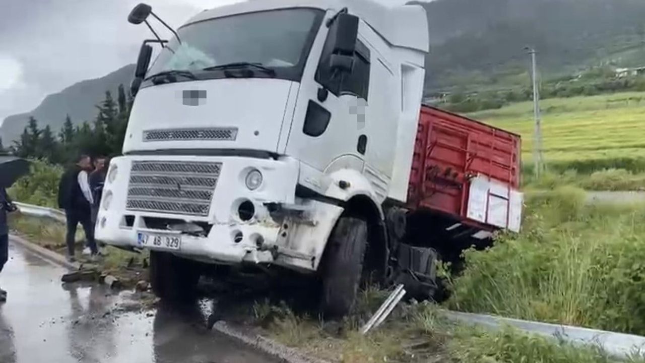Osmaniye'nin Bahçe ilçesinde bariyerlere çarpan tır yoldan çıktı