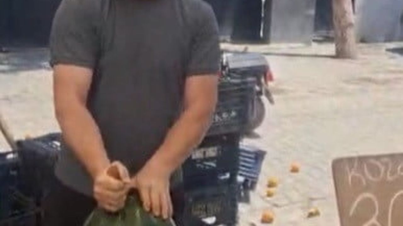 Osmaniye pazarında 'Vekâleti verdin mi' esprisi: Pazarcının karpuz kesimi gülümsetti