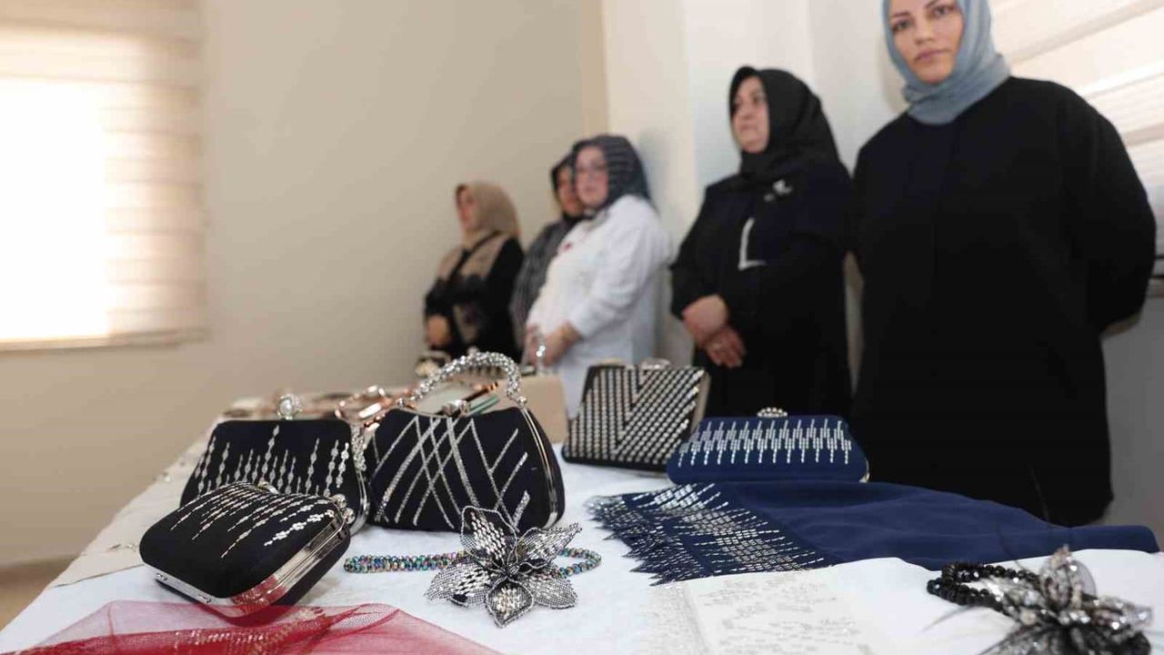 OSMEK Kursiyerlerinin Yıl Sonu Sergisi Hüdavendigar Yetenek Evi'nde Açıldı