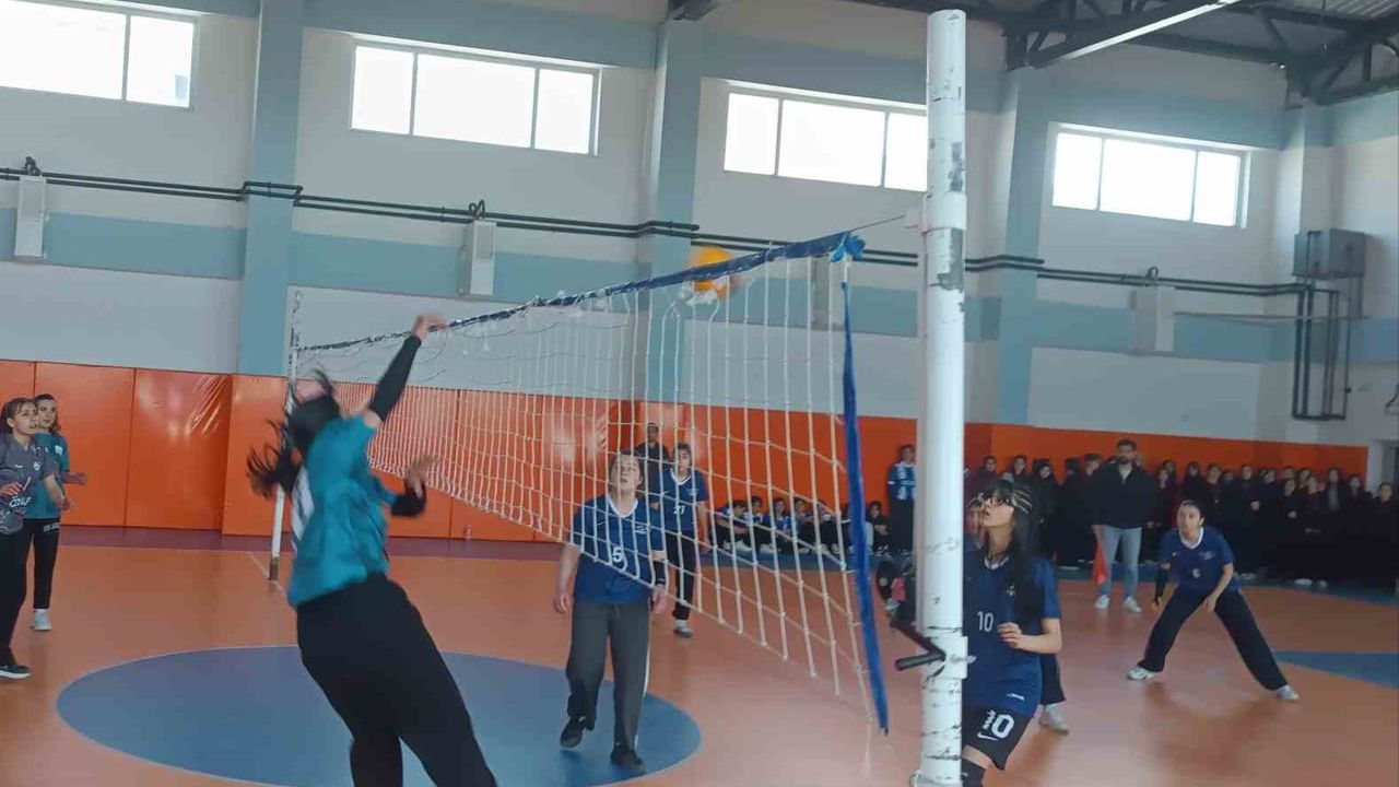 Özalp'te Liseler Arası Voleybol Turnuvası sona erdi