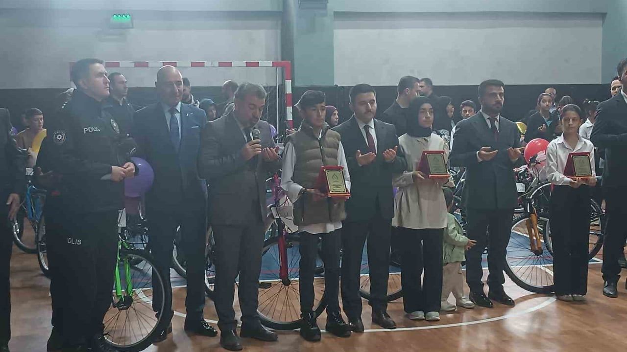 Özalp’te 'Ramazanla Öğreniyorum' Projesinde 200 Öğrenci Ödüllendirildi