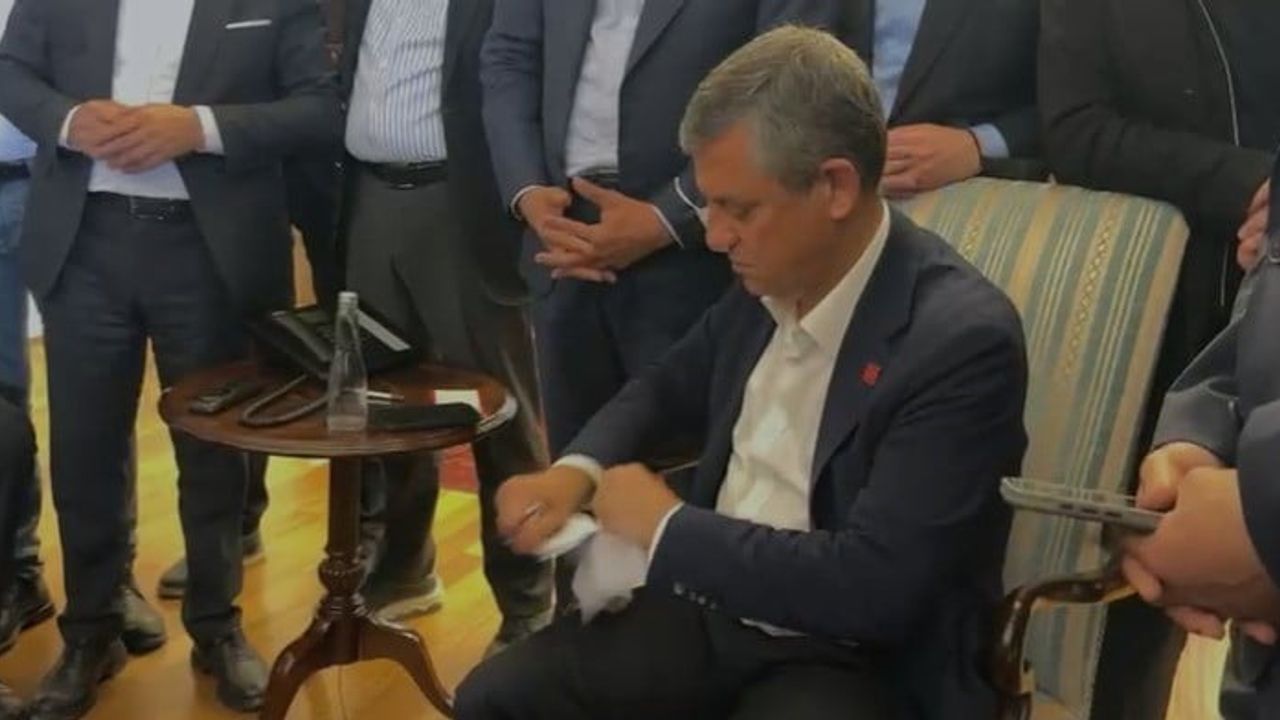 Özgür Özel, CHP Genel Merkezi'nde Mutlak Butlan Belgesini Yırttı