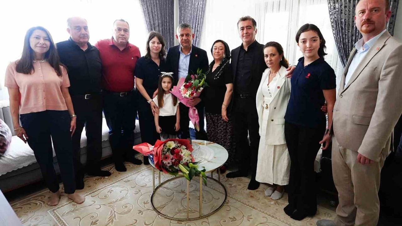 Özgür Özel Manisa'da Anneler Günü ziyaretlerinde bulundu