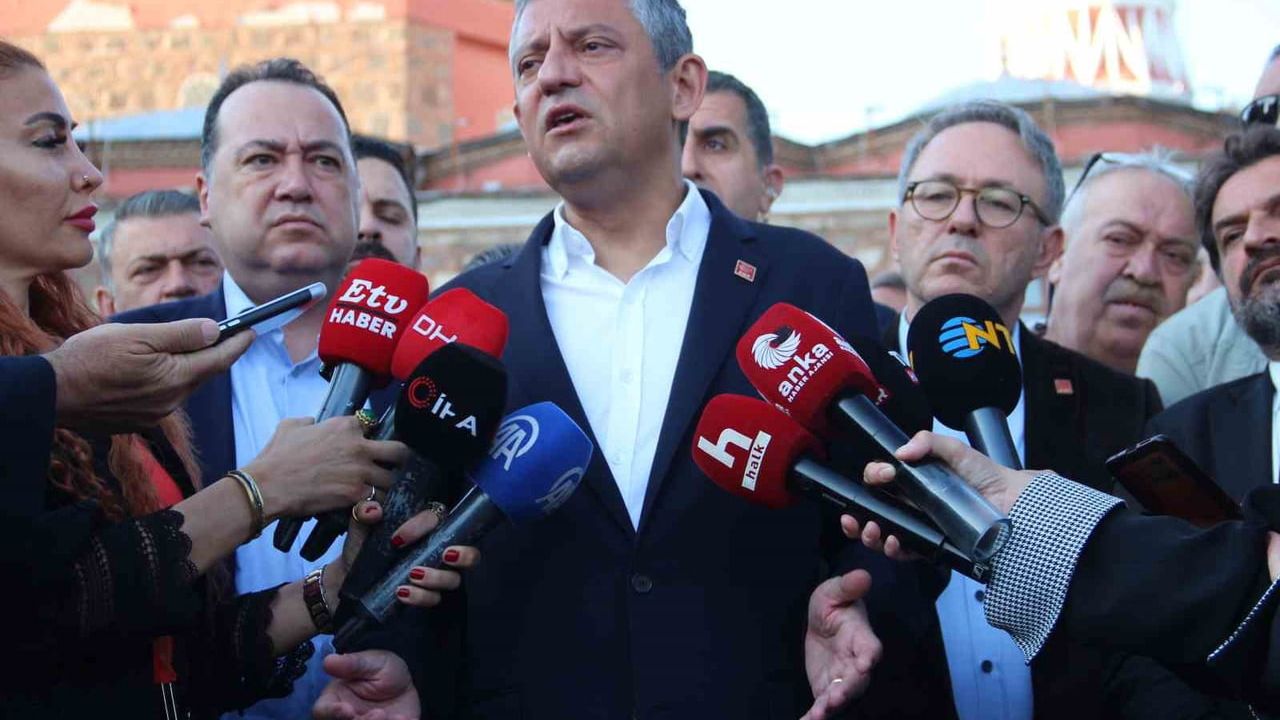 Özgür Özel Manisa'da bayram namazı sonrası partililere birlik çağrısı yaptı