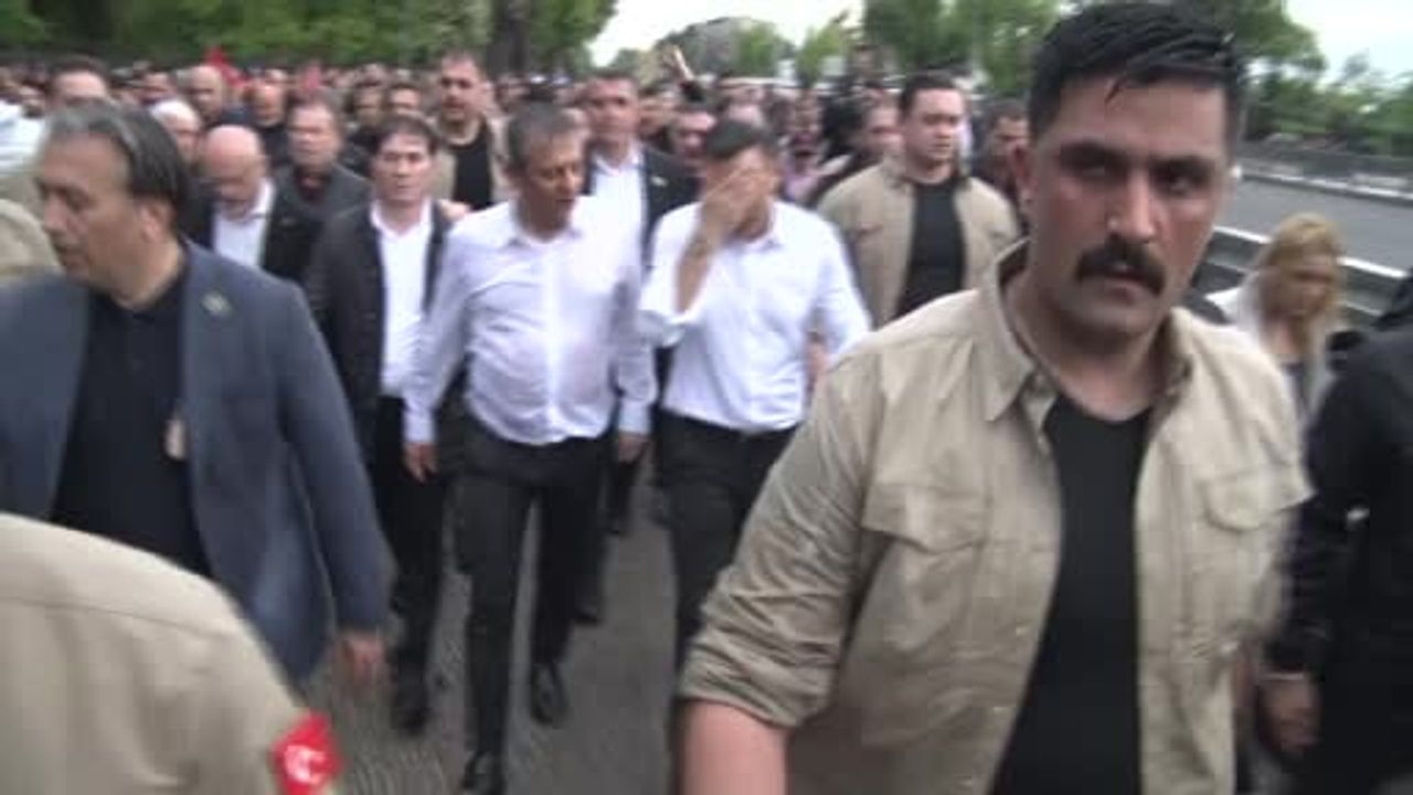 Özgür Özel 'Meclise Yürüyor' İfadesi: Anlamı ve Olası Yansımaları
