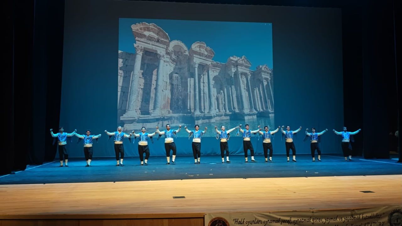 Pamukkale'de '7’den 70’e Sanatın İzinde Hayat Boyu Öğrenme Folklor Rüzgârı' gecesi Anadolu ezgilerini sahneledi