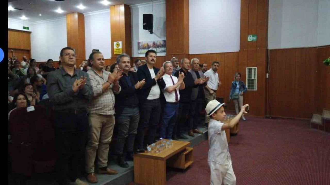 Pamukkale Halk Eğitimi Merkezi'nin 'Kırık Işıklar'ı izleyiciden tam not aldı