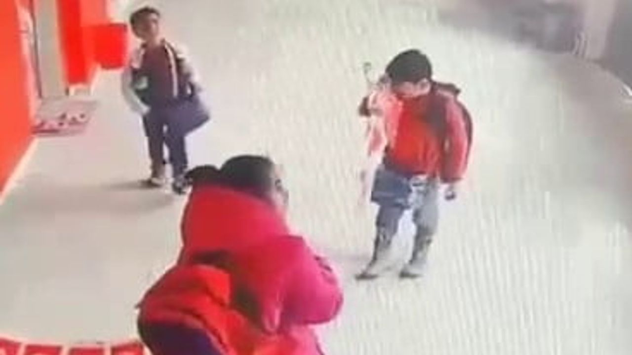 Pasinler'de minik öğrenciler koridorda düşen Türk bayrağını asmak için seferber oldu